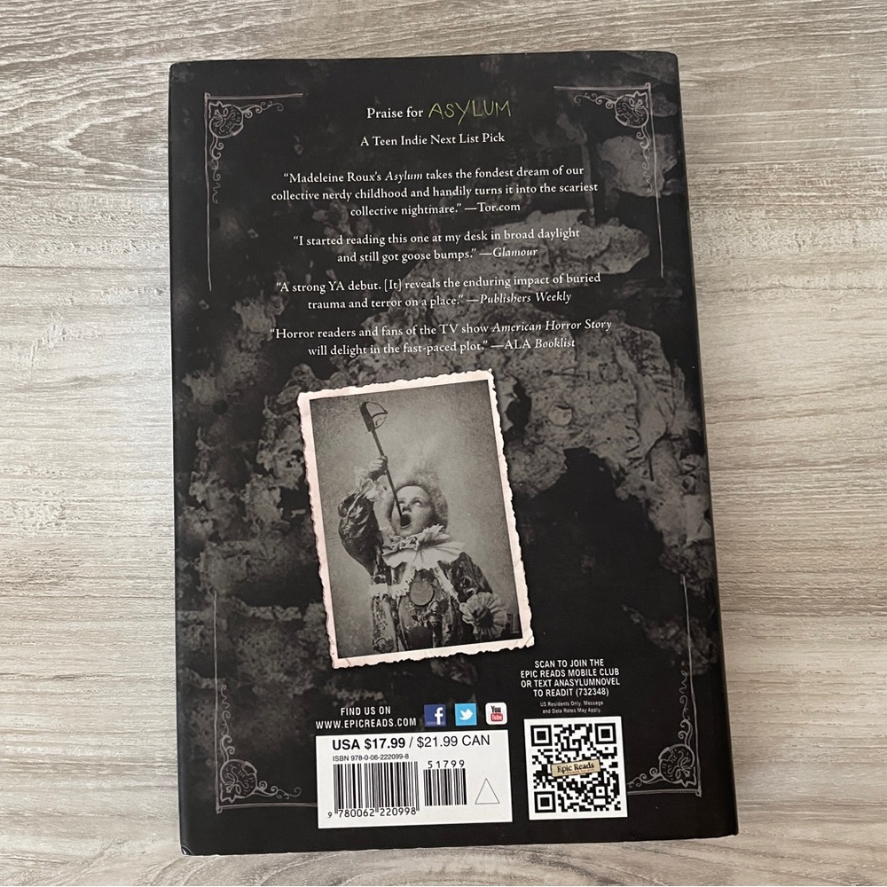 Sanctum Hardcover Book by Madelein Roux - Picture 2 of 10